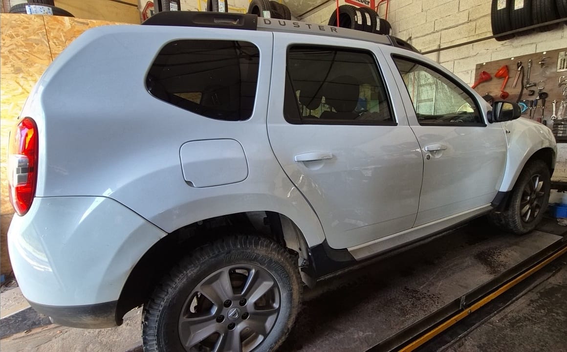 Dacia Duster blanche en entretien dans le garage auto johan-prades-garage, atelier mécanique spécialisé dans le Tarn