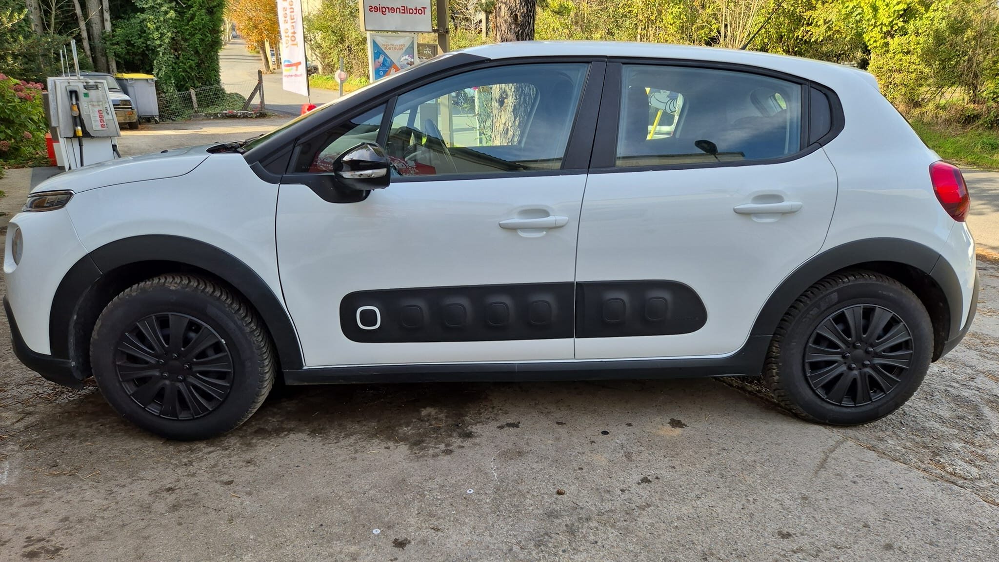 Voiture compacte blanche avec protections latérales chez johan-prades-garage en campagne du tarn
