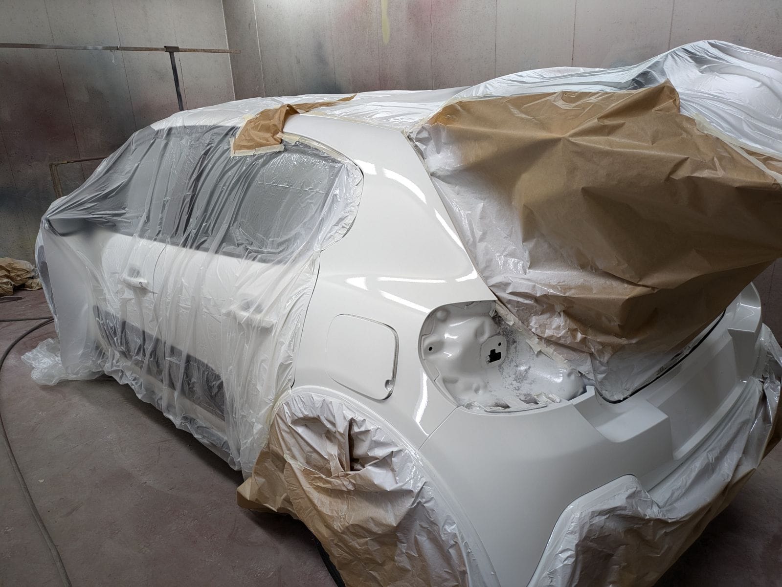 Peinture carrosserie blanche en cabine chez johan-prades-garage, atelier de réparation auto dans le tarn