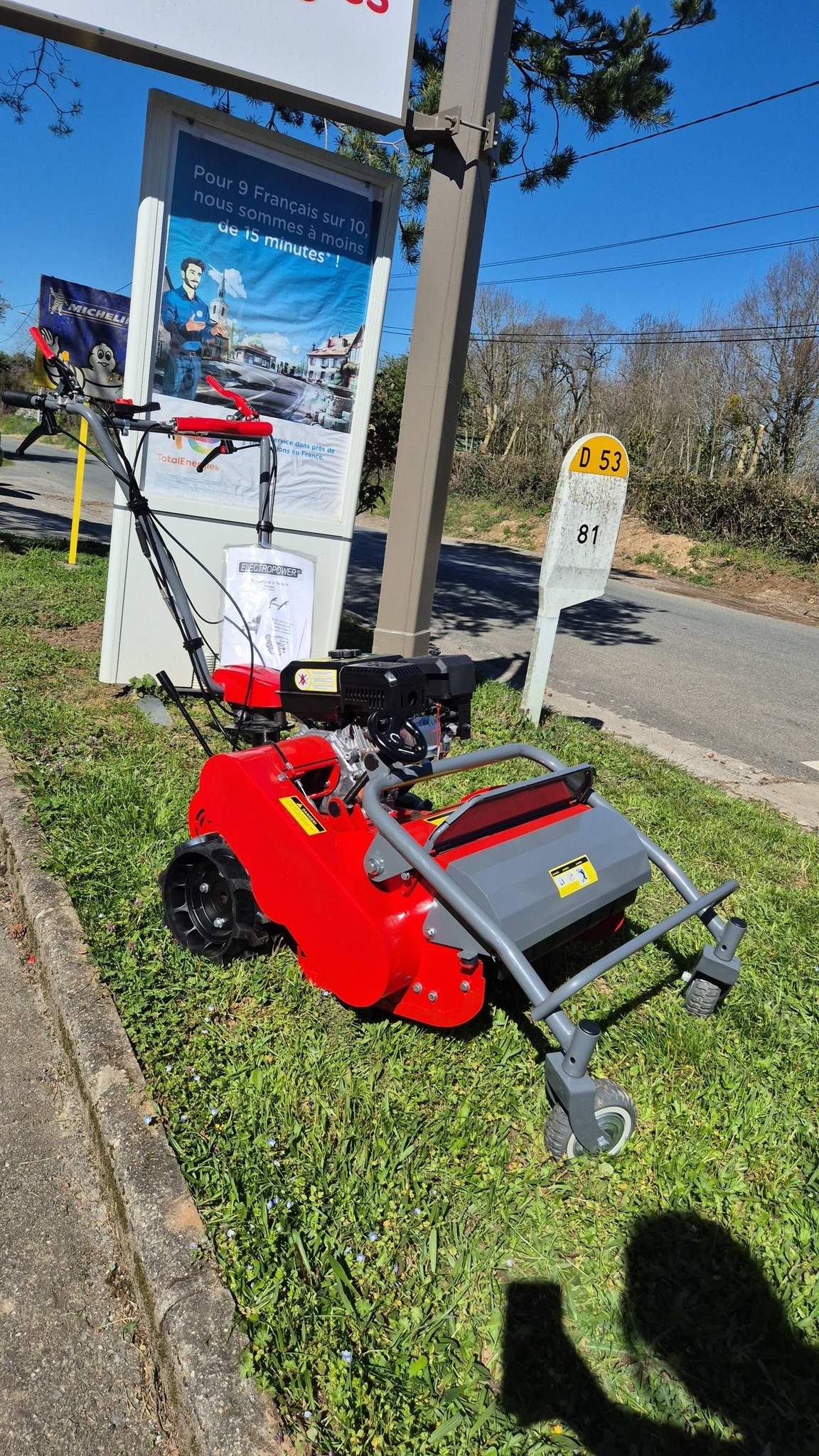 motoculteur rouge sur pelouse rurale, service entretien johan-prades-garage dans le tarn