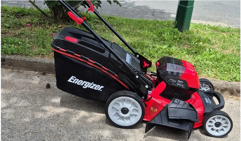 Tondeuse Energizer moderne sur trottoir, vente motoculture johan-prades-garage dans le Tarn