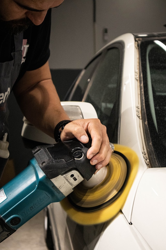 Polissage carrosserie voiture blanche chez johan-prades-garage, detailing professionnel dans le tarn