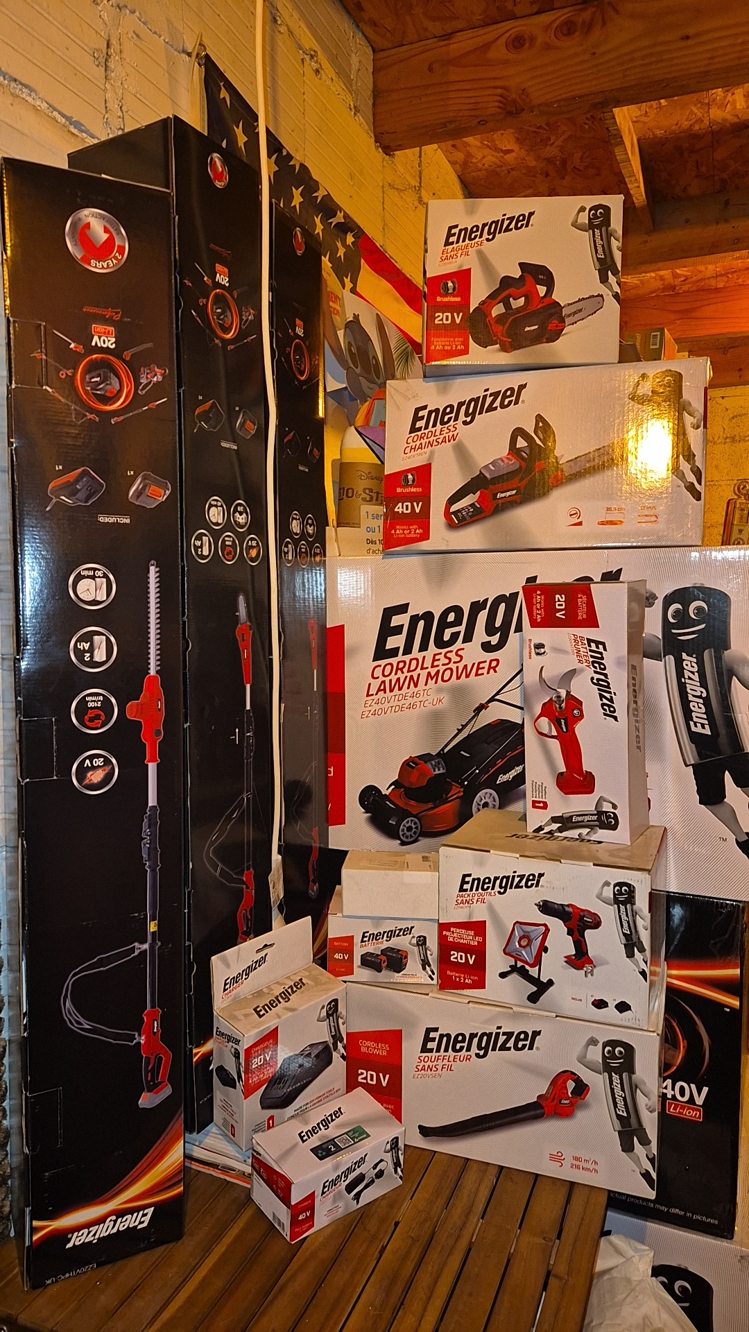 Outils Energizer rangés dans l’atelier johan-prades-garage, espace bricolage organisé dans le tarn